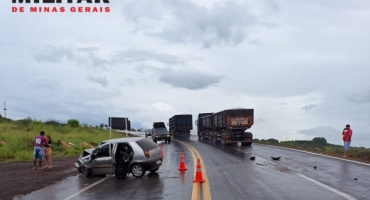 Motorista perde controle direcional de automóvel e colide contra caminhão na BR-146, em Serra do Salitre