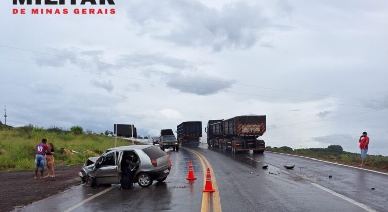 Motorista perde controle direcional de automóvel e colide contra caminhão na BR-146, em Serra do Salitre