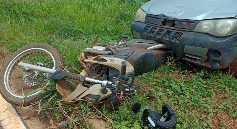 Após ser perseguido e atropelado; motoqueiro é atingido por vários tiros disparados pelo próprio irmão