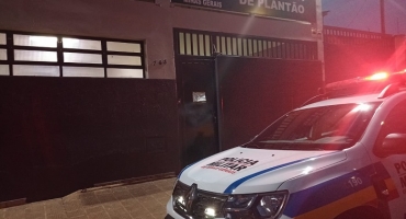 Bandido coloca arma no pescoço de vítima dentro de automóvel em Patos de Minas; toma o carro de assalto e foge