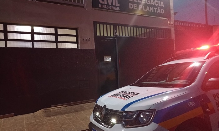 Bandido coloca arma no pescoço de vítima dentro de automóvel em Patos de Minas; toma o carro de assalto e foge