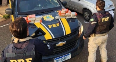 PRF apreende 20 barras de maconha dentro de tanque de combustível de carro abordado na BR-365, em Patos de Minas