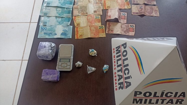 Polícia Militar de Presidente Olegário apreende ecstasy, maconha e dinheiro em residência no bairro Andorinhas