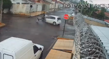 Adolescente avança cruzamento e bate moto em carro no bairro Jardim Panorâmico; veja vídeo