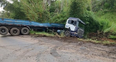 Patos de Minas - Motorista perde controle direcional após desviar de veículos que faziam ultrapassagem na BR-365