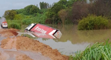 Patrocínio - Carreta cai em represa na BR-365, após motorista perder o controle direcional do veículo