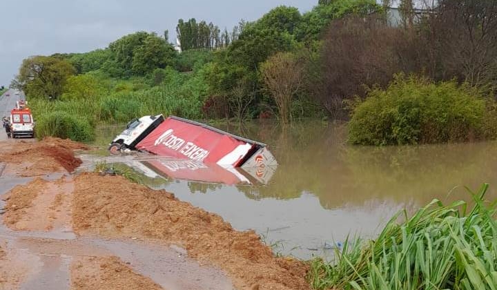 Patrocínio - Carreta cai em represa na BR-365, após motorista perder o controle direcional do veículo