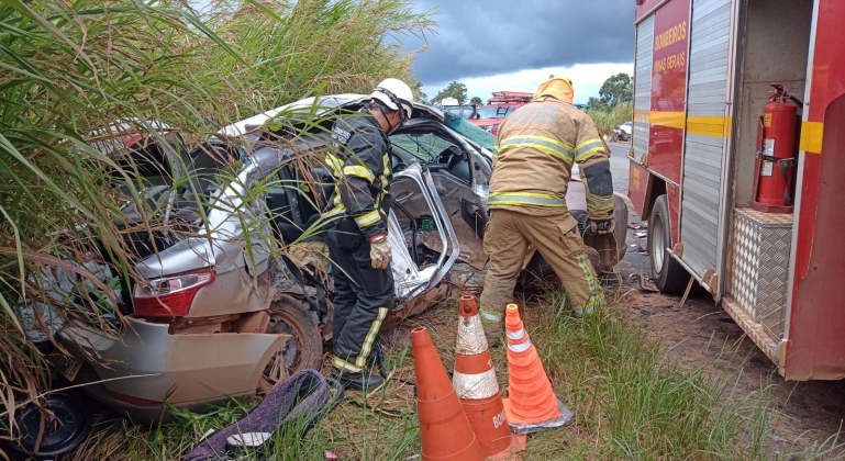 Mãe e filho de apenas um mês morrem em grave acidente na BR-365 em Patos de Minas 