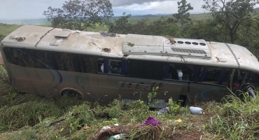 Ônibus cai em ribanceira na BR-365 e deixa várias  pessoas feridas 