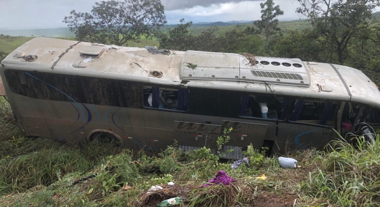 Ônibus cai em ribanceira na BR-365 e deixa várias  pessoas feridas 