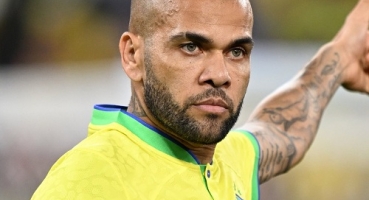 Ex-jogador da seleção brasileira e do Barcelona, Daniel Alves, é condenado a 4 anos e meio de prisão por estupro na Espanha