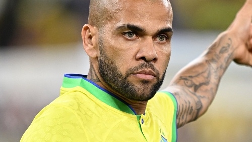 Ex-jogador da seleção brasileira e do Barcelona, Daniel Alves, é condenado a 4 anos e meio de prisão por estupro na Espanha