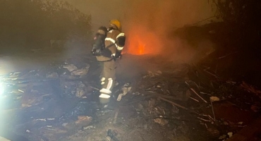 Patos de Minas - Incêndio em amontoado de madeira mobiliza Corpo de Bombeiros, no bairro Alto Limoeiro