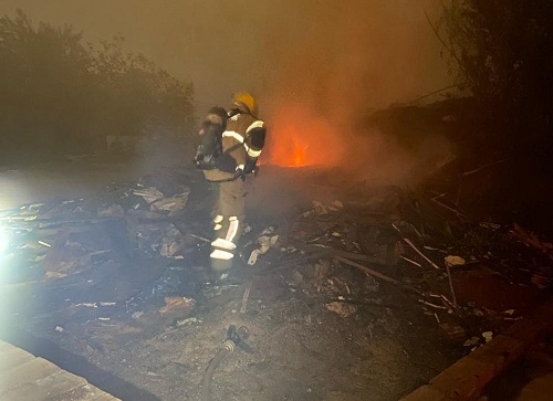 Patos de Minas - Incêndio em amontoado de madeira mobiliza Corpo de Bombeiros, no bairro Alto Limoeiro