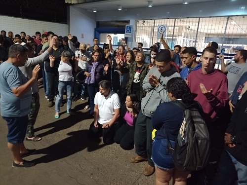 Familiares e amigos fazem corrente de oração pela recuperação de jovem que sofreu acidente em Patos de Minas