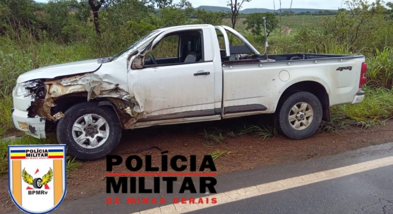 Caminhonete colide contra carreta após veículo aquaplanar na MG-410; em Presidente Olegário