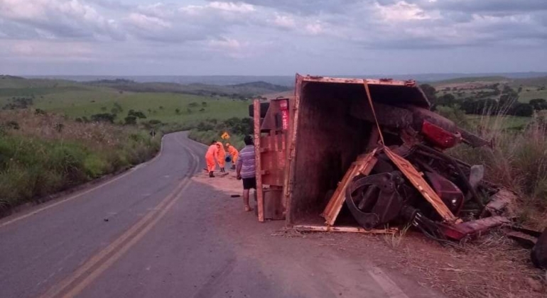 Motorista tomba caminhão na MG-230 após veículo apresentar defeito no sistema de freios 