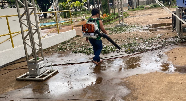 Secretaria de Meio Ambiente de Lagoa Formosa trabalha  na limpeza da cidade após chuva com vendaval