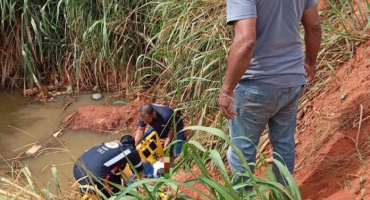 Motociclista cai em buraco de 3 metros de altura na saída para a Comunidade de Catulés ; em Carmo do Paranaíba 