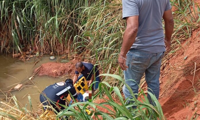 Motociclista cai em buraco de 3 metros de altura na saída para a Comunidade de Catulés ; em Carmo do Paranaíba 