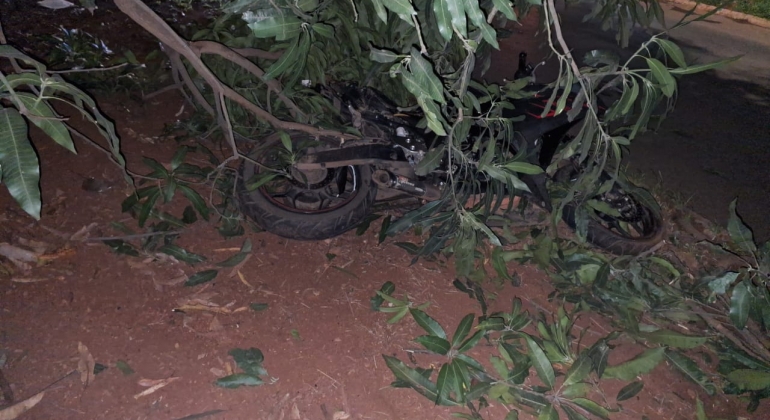 Motociclista fica gravemente ferido após bater em mangueira na avenida JK; em Patos de Minas