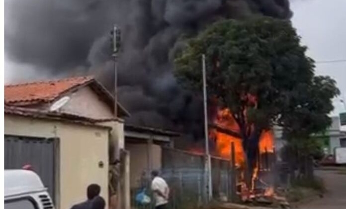 Corpo de Bombeiros e Polícia Militar registram dois incêndios neste final semana em Patos de Minas e Carmo do Paranaíba 