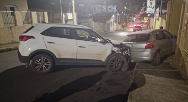 Condutora perde controle direcional e colide contra traseira de automóvel estacionado no centro de Patos de Minas