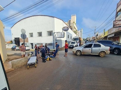 Acidente no bairro Nossa Senhora das Graças em Patos de Minas deixa duas pessoas feridas 