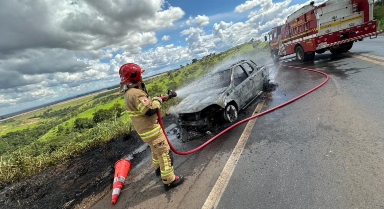 Veículo fica destruído após pegar fogo na BR-365, em Patos de Minas