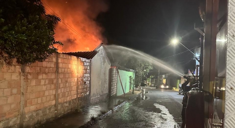 Filho incendeia a casa da própria mãe na rua São Geraldo, em Patos de Minas