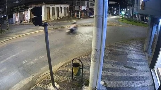 Imagem de câmera de segurança mostra acidente que tirou a vida de motociclista no centro de Patos de Minas