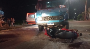 Mãe e filho ficam feridos em acidente envolvendo motoneta e caminhão em Patos de Minas, veja vídeo
