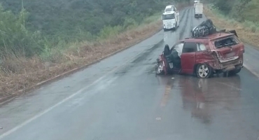 Automóvel escorrega na pista molhada; colide contra carreta na BR-365  e deixa uma pessoa ferida 