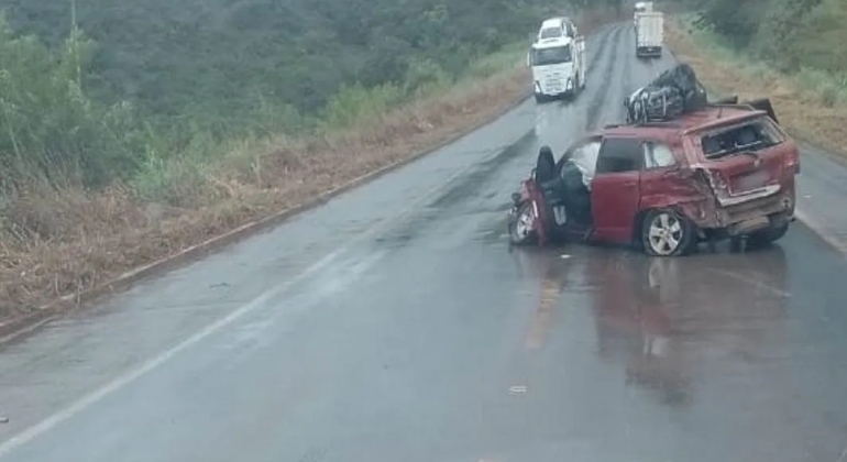 Automóvel escorrega na pista molhada; colide contra carreta na BR-365  e deixa uma pessoa ferida 