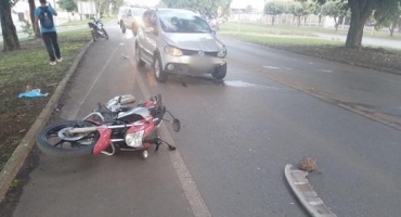 Irmãos ficam feridos em acidente envolvendo carro e moto na Avenida JK em Patos de Minas 