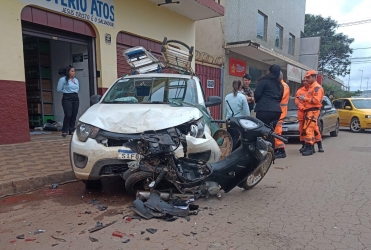 Motorista sente mal ao volante; provoca acidente na Rua Ceará em Patos de Minas e atinge quatro veículos 