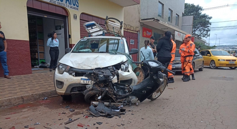 Motorista sente mal ao volante; provoca acidente na Rua Ceará em Patos de Minas e atinge quatro veículos 