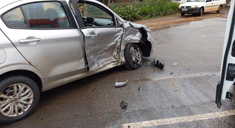Carmo do Paranaíba – Motorista tenta adentrar em posto de combustível e provoca acidente na BR-354