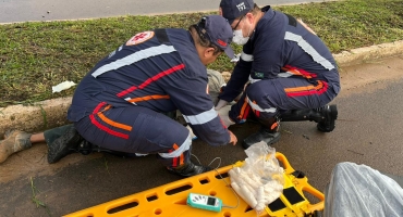 Carmo do Paranaíba - Motoqueiro fratura braço após queda provocada por galho de árvore na Avenida Tancredo Neves 