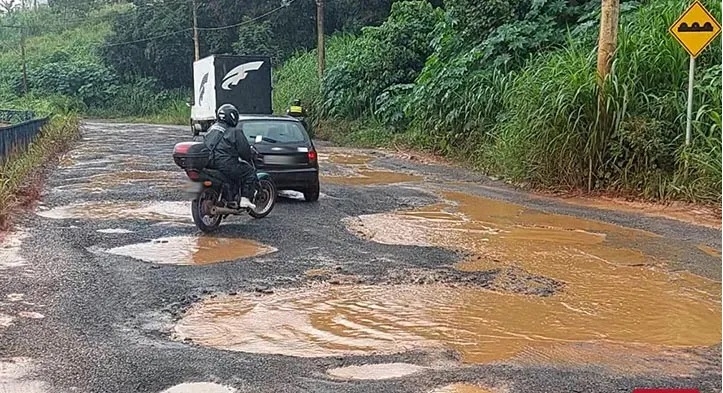 Av. Fátima Porto - Período chuvoso e falta de matéria-prima para manutenção agrava situação precária das pistas