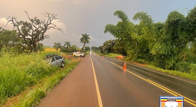 Lagoa Formosa – Debaixo de chuva motorista reduz velocidade e sofre colisão traseira na BR-354