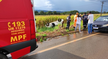 Patos de Minas - Veículo aquaplana, motorista perde controle direcional e capota carro na estrada da Baixadinha