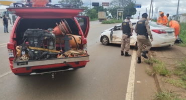 Motorista tenta fazer conversão irregular na Avenida JK em Patos de Minas e provoca acidente com caminhão de combustível 