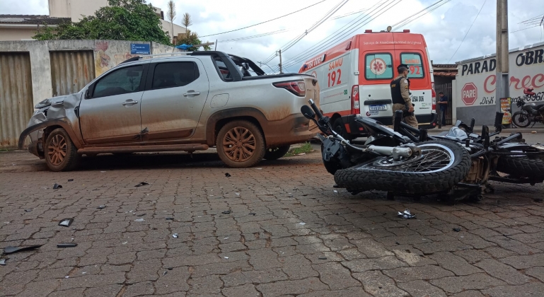 Motociclista sofre fratura exposta após motorista avançar parada obrigatória e provocar acidente em Patos de Minas