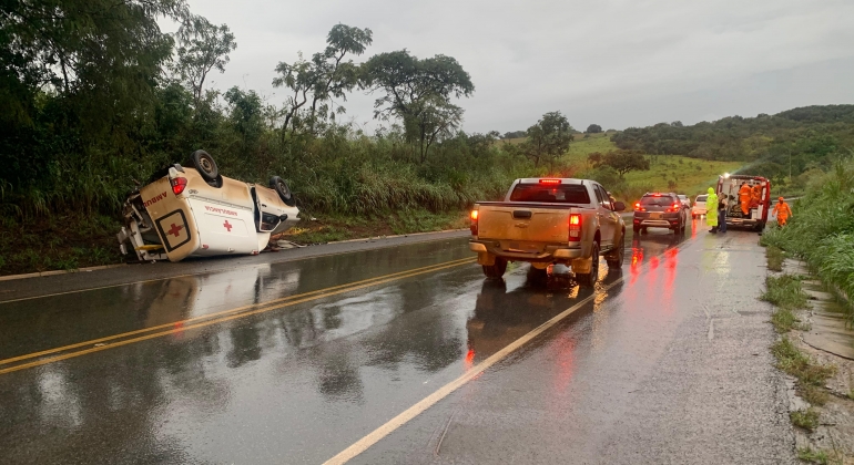 Ambulância transportando paciente recém-operada e acompanhante capota na BR-354; entre Lagoa Formosa e Patos de Minas