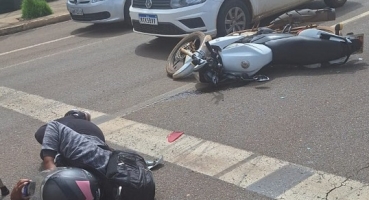 Motociclista bate em traseira de carro que parou em faixa de pedestre na avenida Marabá; em Patos de Minas