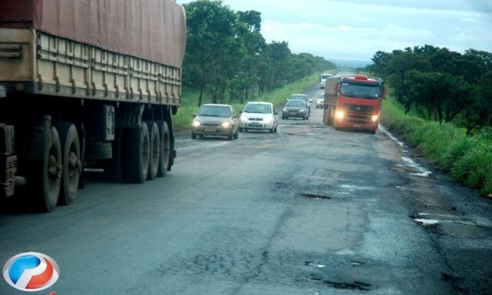Estado de Minas determina que concessionária tem até amanhã (5) para reparar danos na BR-365 no trecho entre Patrocínio e Uberlândia 