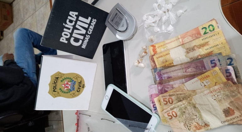 Carmo do Paranaíba - PCMG prende dois indivíduos por crime de roubo e apreende drogas e dinheiro