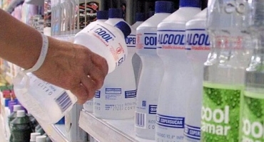 Anvisa volta a proibir venda de álcool líquido 70% em supermercados e farmácias