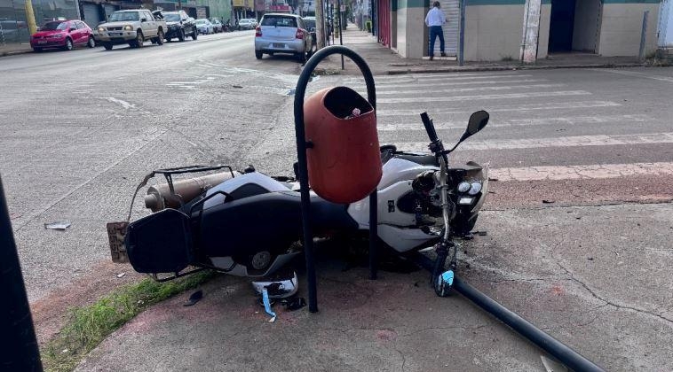 Motoqueiro sofre fratura exposta após bater na lateral de carro em cruzamento no centro de Patos de Minas